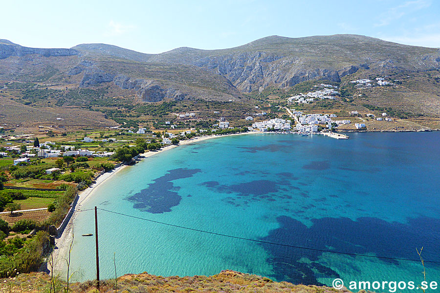 Vy över stranden i Egiali, eller Aegiali, på Amorgos i Grekland.